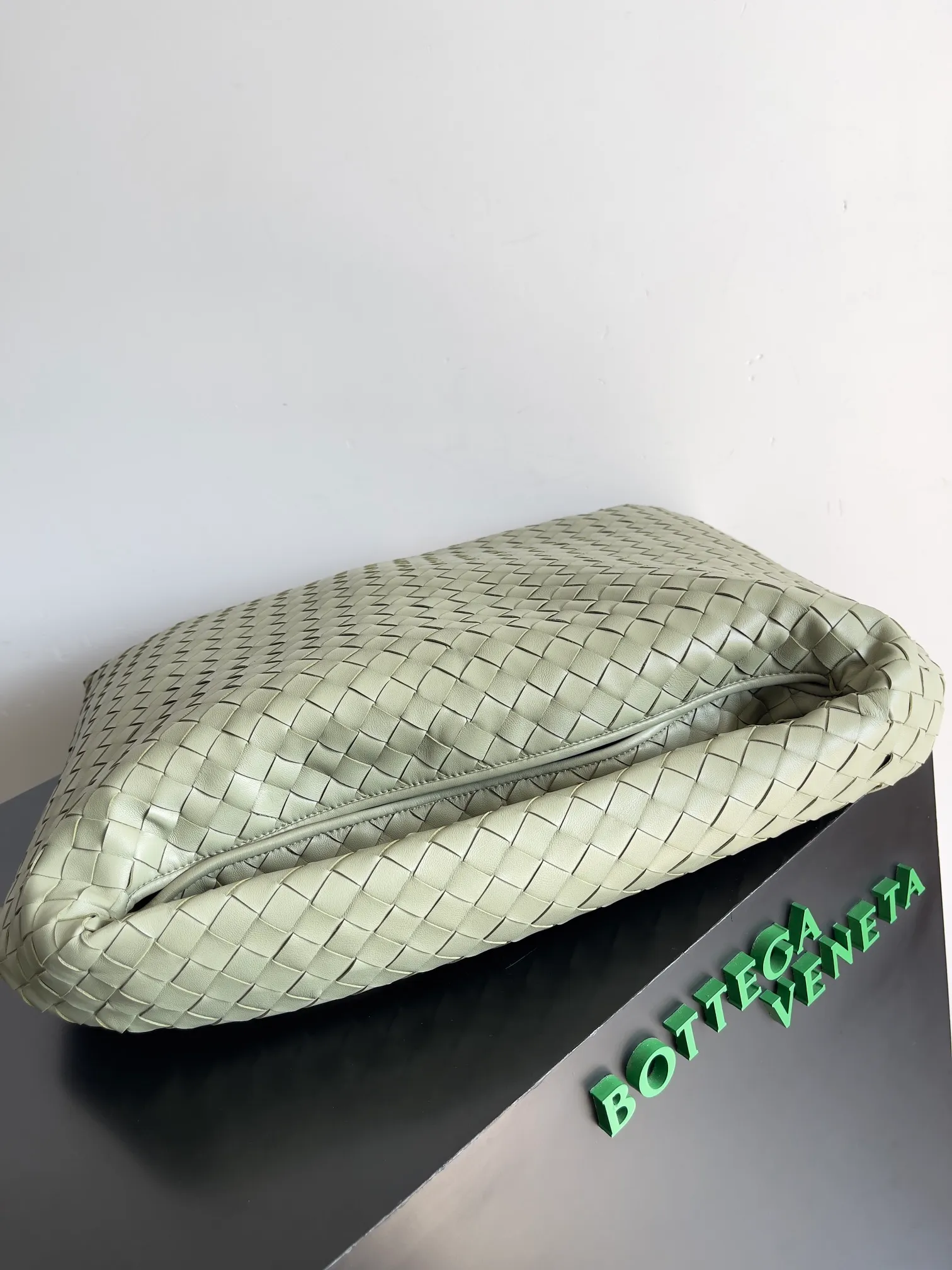 Batch 2160 Recently, I seem to be obsessed with this bag from BV~ The new Hop is really not too beautiful. The whole bag has no seams. The bag body and handles are made of one piece of leather. It embodies the style and essence of Bottega Veneta. It truly represents craftsmanship and creativity. The large size has a very loose and lazy upper body. Big bag lovers will definitely not regret buying it. Style number: 763970 Size: 53*24*13